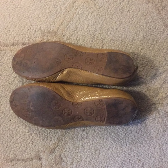 TORY BURCH Tan Patent Flats - Picture 2 of 5